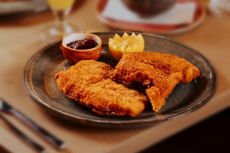 VIENNESE SCHNITZEL MADE FROM VEAL